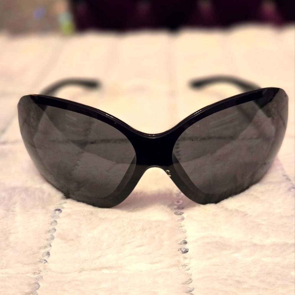 Chanel black sunglasses 💯
